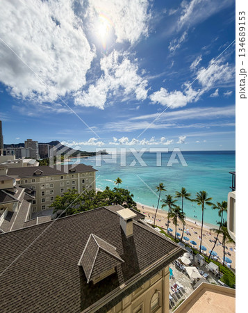 ハワイ モアナサーフライダー ラナイから望むワイキキビーチとダイヤモンドヘッド 134689153