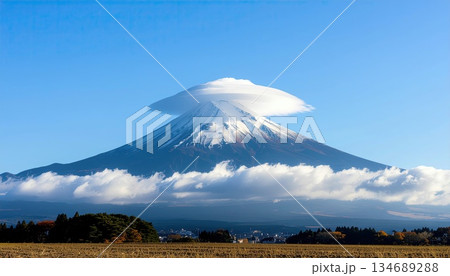 《AI画像》笠雲のかかった富士山と青空 134689288