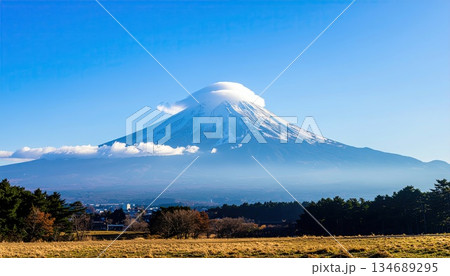 《AI画像》笠雲のかかった富士山と青空 134689295