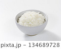 白背景に置かれた茶碗の白ごはん 134689728