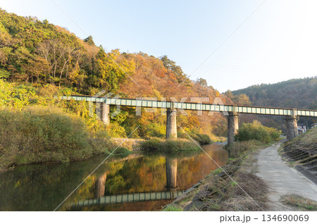 砂鉄川にかかる大船渡線の猊鼻渓の橋 134690069