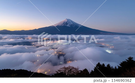 《AI画像》町の灯りが光る雲海と夜の富士山 134690362