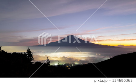 《AI画像》町の灯りが光る雲海と夜の富士山 134690365