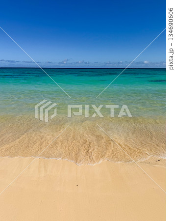 ハワイ ラニカイビーチ 白い砂浜と透明な海 青空  南国 風景 134690606