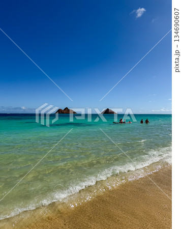 ハワイ ラニカイビーチ 白い砂浜と透明な海 青空  南国 風景 134690607
