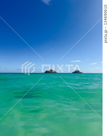 ハワイ ラニカイビーチ 白い砂浜と透明な海 青空  南国 風景 134690610