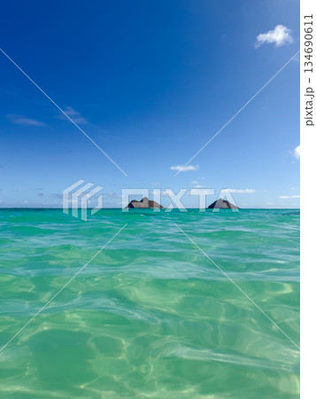 ハワイ ラニカイビーチ 白い砂浜と透明な海 青空  南国 風景 134690611