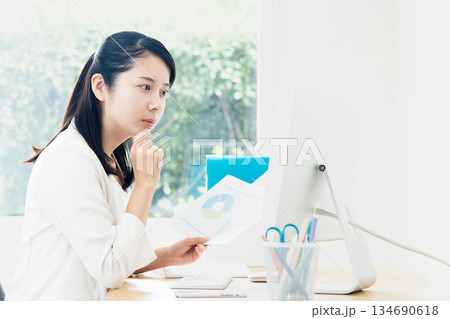 資料作成をする若い女性 134690618