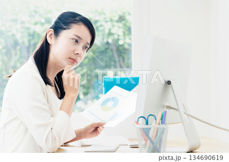資料作成をする若い女性 134690619