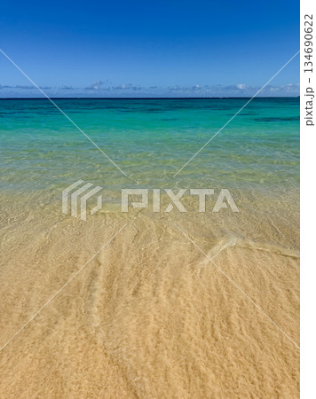 ハワイ ラニカイビーチ 白い砂浜と透明な海 青空  南国 風景 134690622
