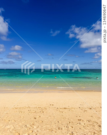 ハワイ ラニカイビーチ 白い砂浜と透明な海 青空 南国 風景 ハワイ ラニカイビーチ 白い砂浜と透明な海 青空 南国 風景 134690647