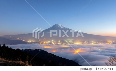 《AI画像》町の灯りが光る雲海と夜の富士山 134690744