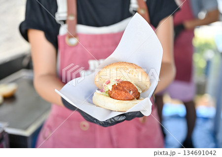 手作りサメバーガーを運ぶ店員さんのイメージ写真 手作りサメバーガーを運ぶ店員さんのイメージ写真 134691042