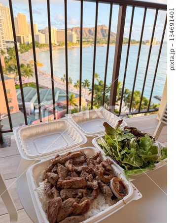 ハワイ　ラナイで食べるステーキプレート 134691401