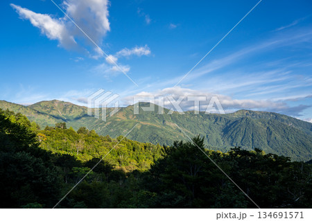 白馬岳蓮華温泉ロッジから見る朝日岳と五輪山 蓮華温泉~北アルプス白馬岳縦走登山 白馬岳蓮華温泉ロッジから見る朝日岳と五輪山 蓮華温泉~北アルプス白馬岳縦走登山 134691571