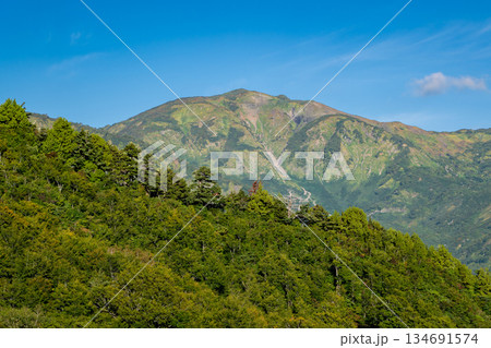 白馬岳蓮華温泉ロッジから見る朝日岳 蓮華温泉~北アルプス白馬岳縦走登山 白馬岳蓮華温泉ロッジから見る朝日岳 蓮華温泉~北アルプス白馬岳縦走登山 134691574