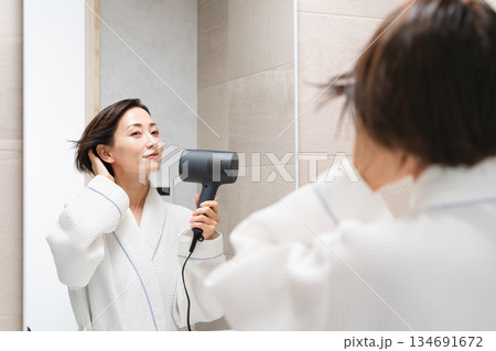 ドライヤーで髪を乾かしている女性 ビューティイメージ ドライヤーで髪を乾かしている女性 ビューティイメージ 134691672