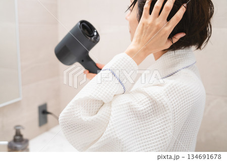 ドライヤーで髪を乾かしている女性 ビューティイメージ ドライヤーで髪を乾かしている女性 ビューティイメージ 134691678