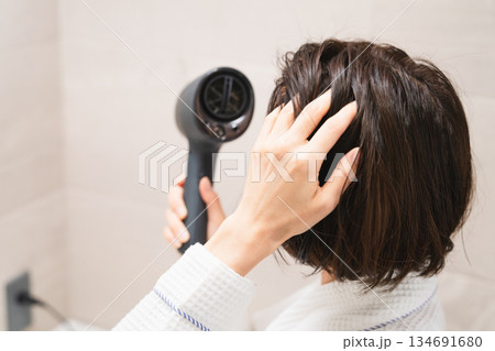ドライヤーで髪を乾かしている女性　ビューティイメージ 134691680