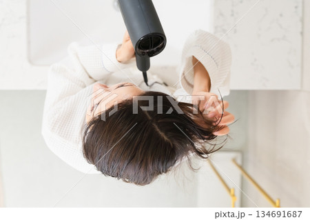 ドライヤーで髪を乾かしている女性 ビューティイメージ ドライヤーで髪を乾かしている女性 ビューティイメージ 134691687