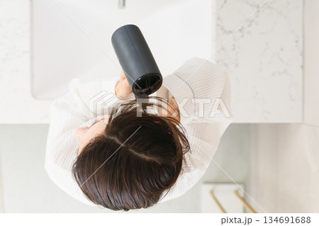 ドライヤーで髪を乾かしている女性　ビューティイメージ 134691688