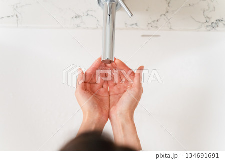 洗面所で手を洗う女性　ライフスタイルイメージ 134691691