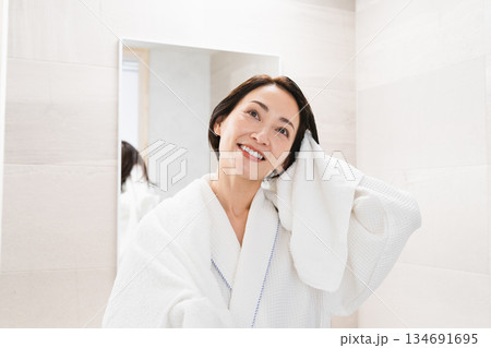 タオルで髪を拭く女性　ライフスタイルイメージ 134691695