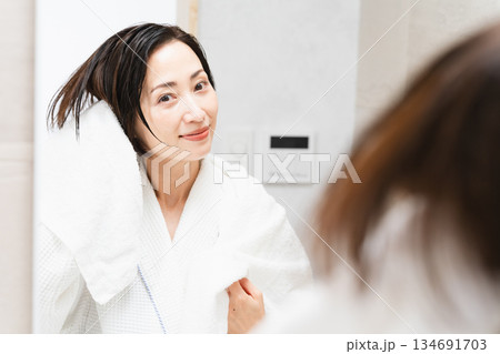 タオルで髪を拭く女性 ライフスタイルイメージ タオルで髪を拭く女性 ライフスタイルイメージ 134691703