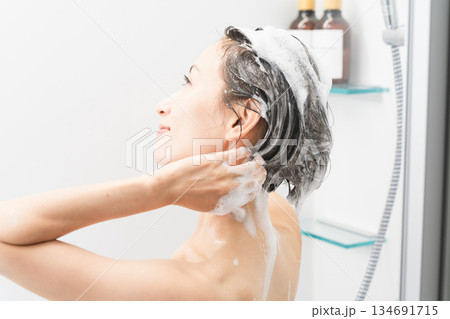 シャンプーをする女性　ビューティイメージ 134691715