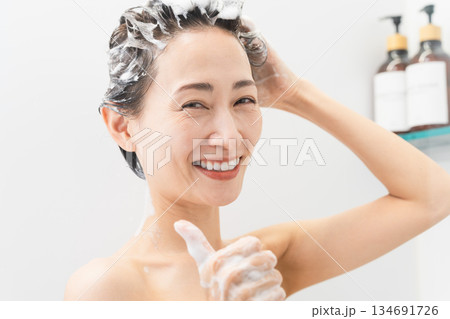 シャンプーをする女性 ビューティイメージ シャンプーをする女性 ビューティイメージ 134691726