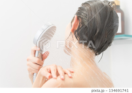 シャンプーをする女性　ビューティイメージ 134691741