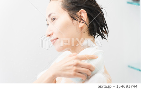 体を洗う女性　ビューティイメージ 134691744
