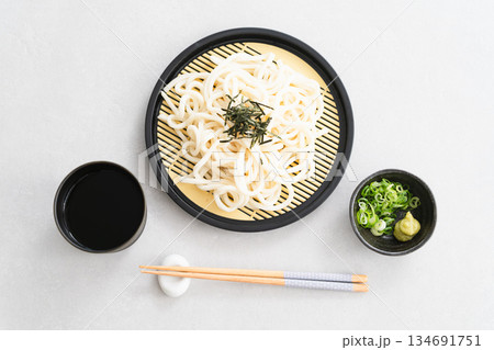 ざるに盛られたうどん 食べ物イメージ ざるに盛られたうどん 食べ物イメージ 134691751