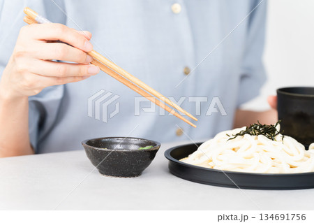 うどんを食べる女性　ライフスタイルイメージ 134691756