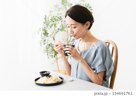 うどんを食べる女性 ライフスタイルイメージ うどんを食べる女性 ライフスタイルイメージ 134691761