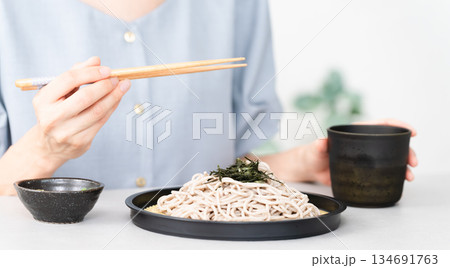 ざるそばを食べる女性 ライフスタイルイメージ ざるそばを食べる女性 ライフスタイルイメージ 134691763