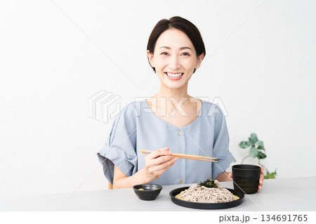 ざるそばを食べる女性 ライフスタイルイメージ ざるそばを食べる女性 ライフスタイルイメージ 134691765