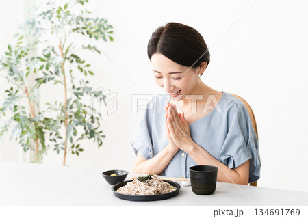 ざるそばを食べる女性 ライフスタイルイメージ ざるそばを食べる女性 ライフスタイルイメージ 134691769