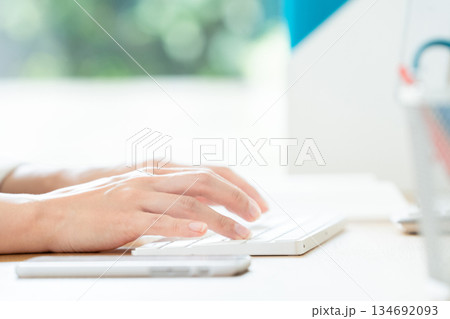 パソコンを操作するビジネスウーマンの手元 134692093