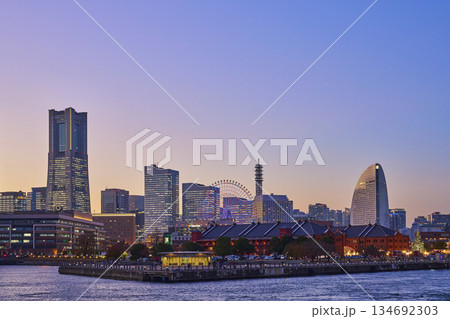 夕暮れの横浜みなとみらい地区　横浜市 134692303