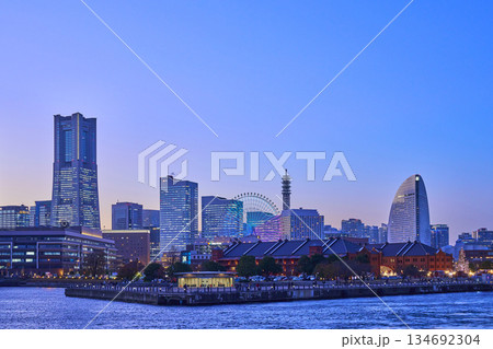 夕暮れの横浜みなとみらい地区 横浜市 夕暮れの横浜みなとみらい地区 横浜市 134692304
