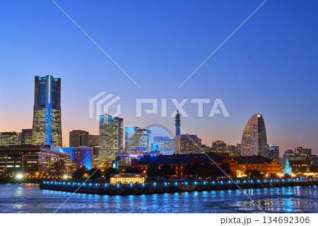 夕暮れの横浜みなとみらい地区　横浜市 134692306