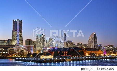 ライトアップされた横浜みなとみらい地区　横浜市 134692309