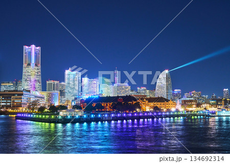 ライトアップされた横浜みなとみらい地区　横浜市 134692314