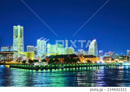 ライトアップされた横浜みなとみらい地区　横浜市 134692321