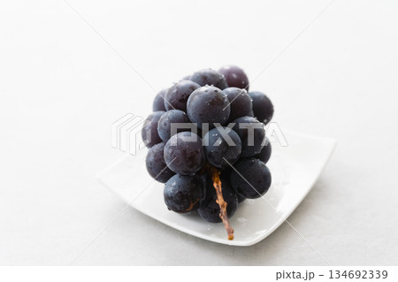 皿に盛られた巨峰　食べ物イメージ 134692339