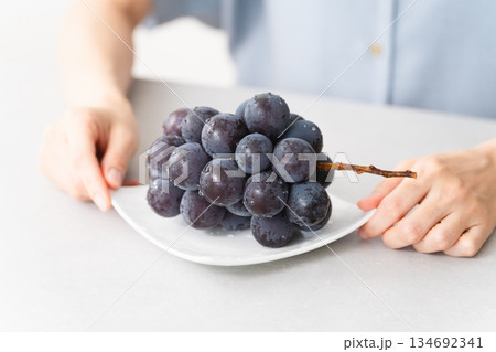 巨峰を食べる女性　食べ物イメージ 134692341
