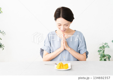 柿を食べる女性 食べ物イメージ 柿を食べる女性 食べ物イメージ 134692357