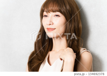 ポージングをするロングヘアの女性　ビューティイメージ 134692378