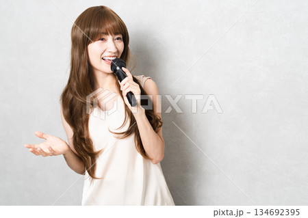 マイクを持って歌を歌う女性 ライフスタイルイメージ マイクを持って歌を歌う女性 ライフスタイルイメージ 134692395